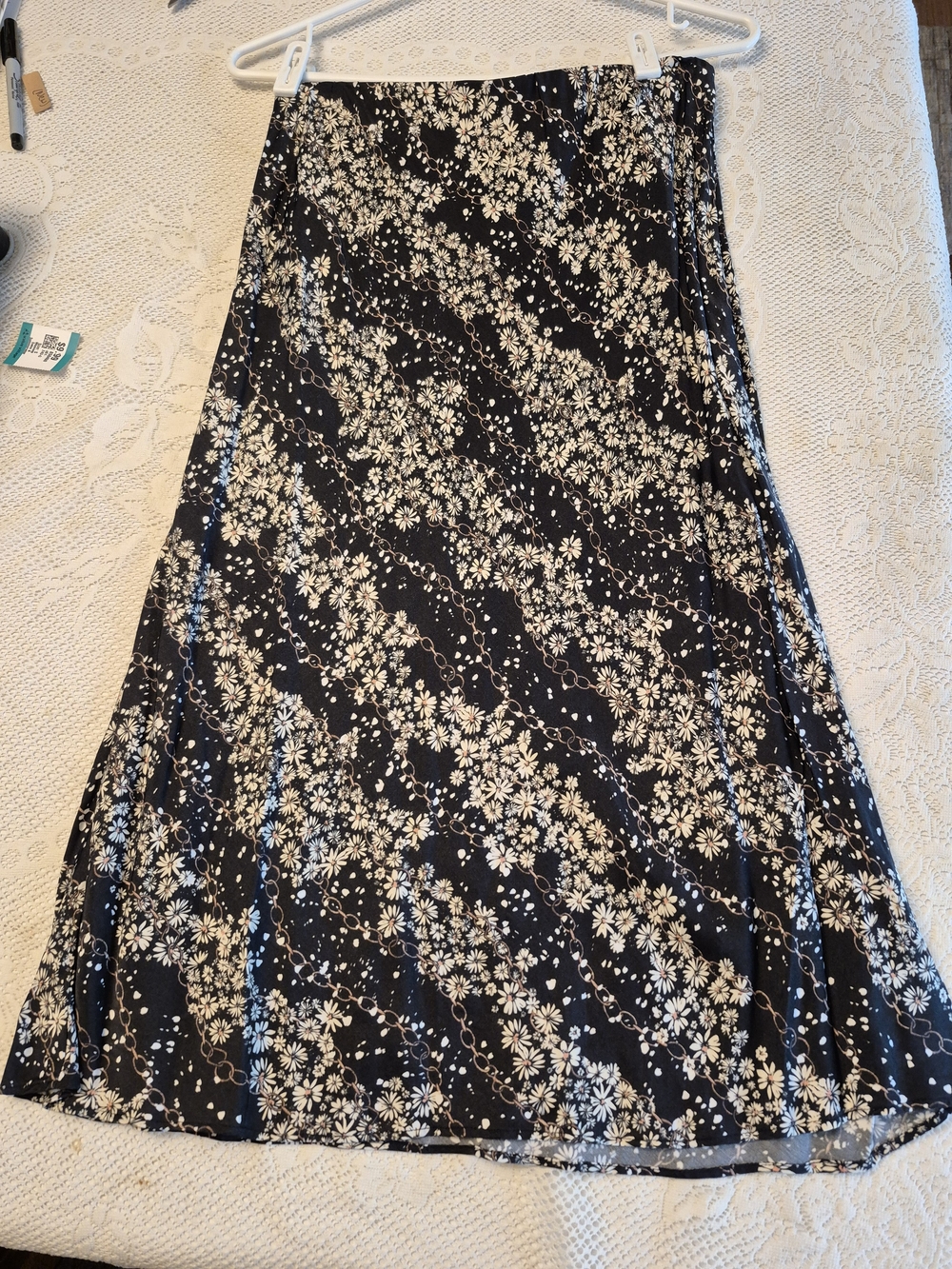 Victoria's Secret Black and White Floral Light Weight Midi Skirt Size Med.
